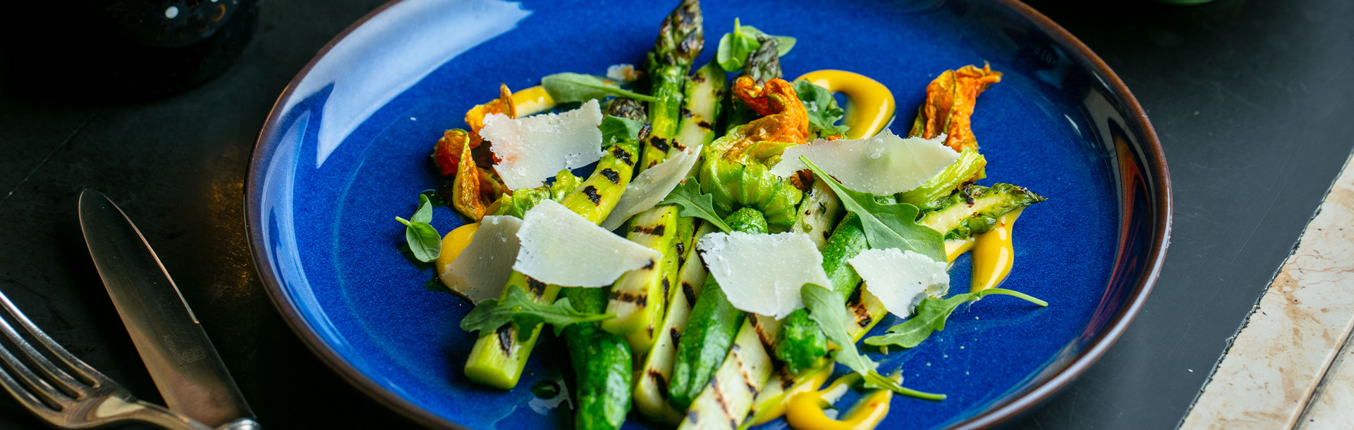 Charred asparagus and courgette flower with DOC Prosecco Sabayon | Consorzio Tutela Prosecco DOC