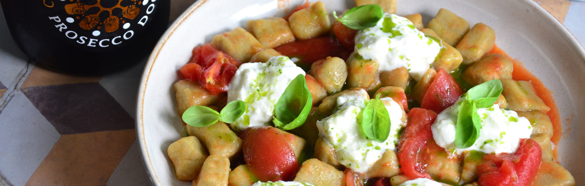 BBQ aubergine gnocchi with tomatoes, stracciatella cheese and basil | Consorzio Tutela Prosecco DOC